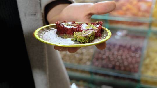 男人吃零食特写