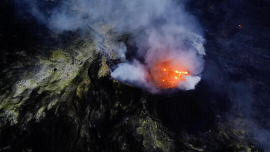 俯拍冰岛火山喷发烟雾缭绕景象
