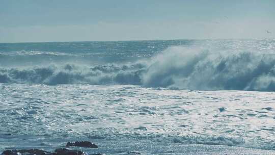 海滩附近的海浪