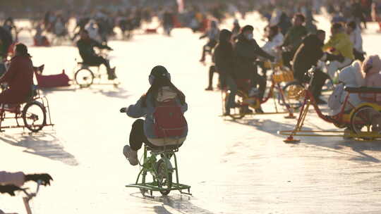 北京后海滑冰热闹场景