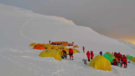 攀登新疆慕士塔格峰登山者的C2营地日落风光