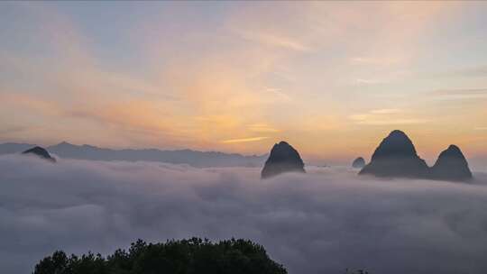 云海中的群山与霞光组成壮丽美景