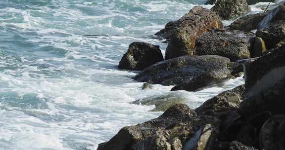 白天在阳光下海水向上移动到岩石上