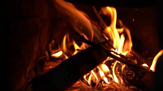 4K传统柴火灶木头燃烧火焰烧火升格视频视频素材模板下载