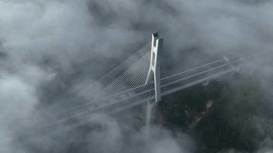 云雾里的高速大桥