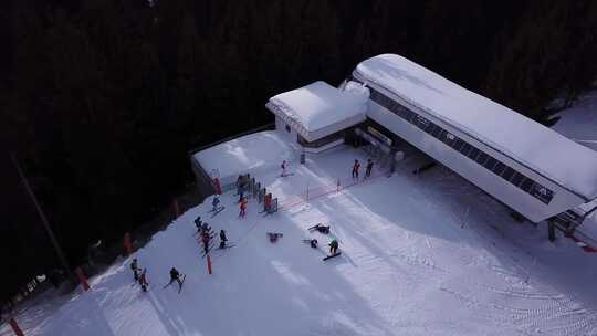 滑雪场的鸟瞰图，人们滑雪下山。录像。飞过滑雪板