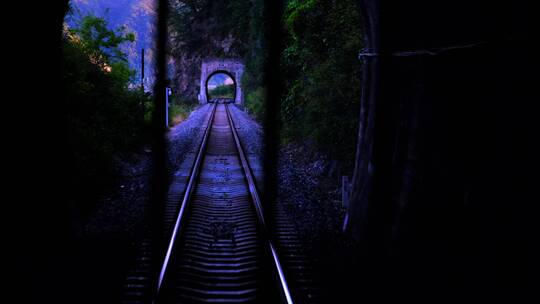 行驶中的火车正穿过昏暗的铁路隧道
