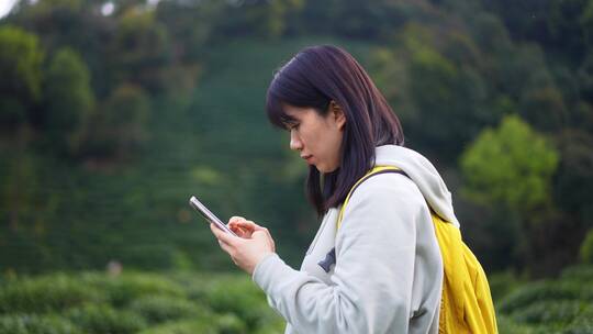 年轻活力青春女孩户外郊游踏青公园使用手机