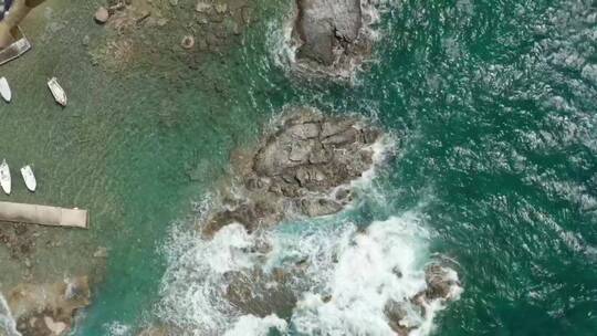海浪冲破旅游港口的岩石海岸