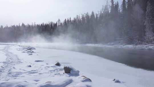 航拍新疆冬季喀纳斯神仙湾晨雾雪山森林雪景