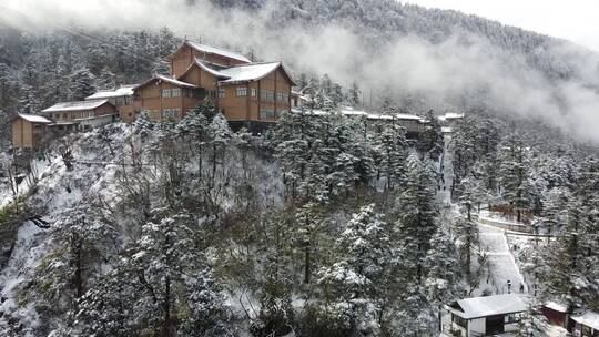 航拍佛教名山四川峨眉山，云海缭绕树林白雪