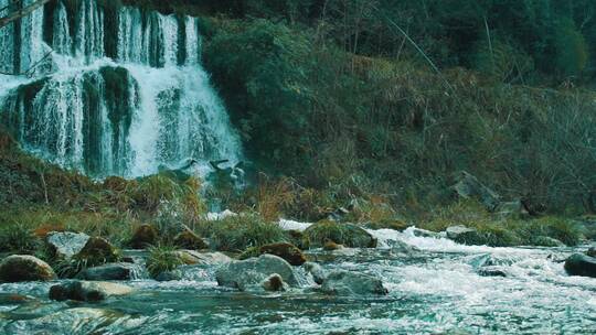 瀑布高山泉水溪水流水