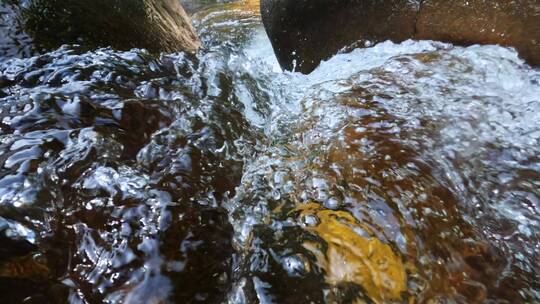 高清4K水下山泉水清澈透亮溪水水花水泡