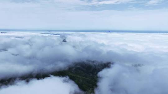 阳光下桂林高山上的风力发电风车和云海