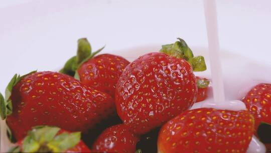 酸奶倒在新鲜草莓上。鲜奶油浆果。