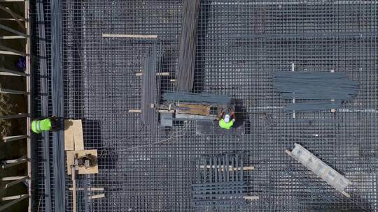 鸟瞰大型建筑工程钢筋弯曲和地基设置