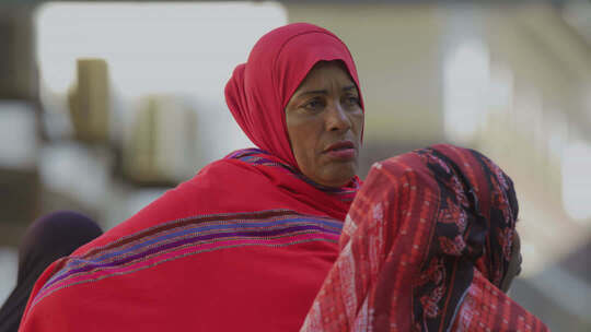 非洲街头穿民族服装的非洲女人