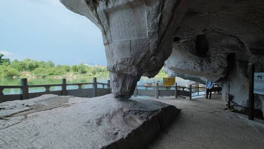 广西桂林自然风光风景伏波山试剑石