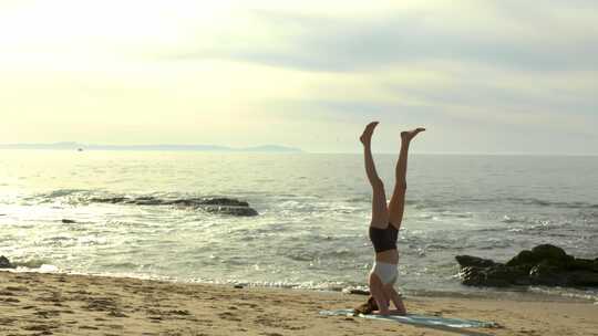 海边练瑜伽意境瑜伽