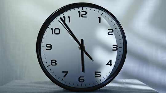 桌面圆形时钟特写