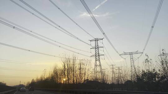 夕阳下高压输电线和铁塔