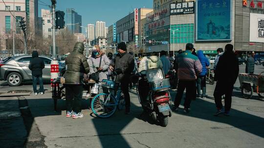 城市街道路口天桥商贩行人快递员(抽帧效果)