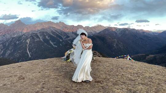 枯黄草原雪山高山美女拍写真婚纱