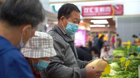 手在塑料袋中挑选新鲜的蔬菜根茎