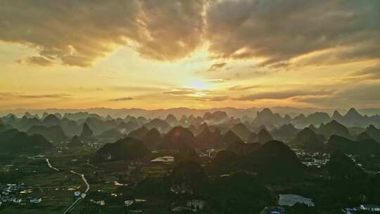 夕阳下的乡村与群山远景