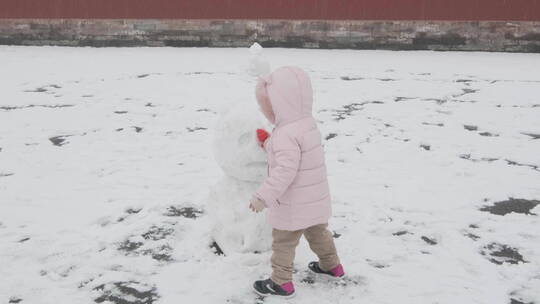 在大雪天气中的天坛公园圜丘玩耍的小孩