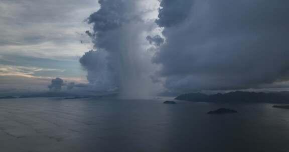 沿海傍晚云幡雨