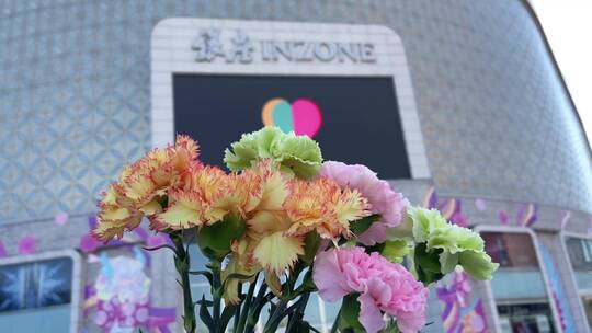 济南泉城广场“泉标”建筑，春天鲜花围绕