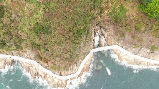 4K航拍深圳大梅沙海滨步道大海礁石