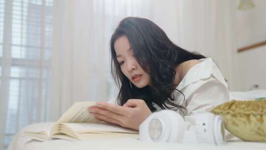亚洲女性看书