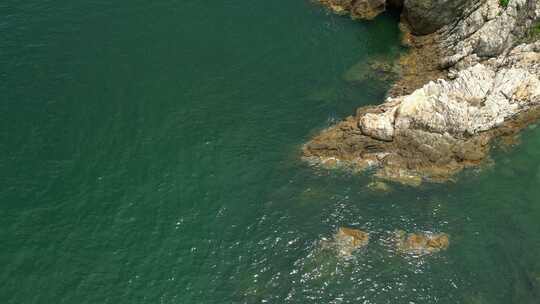 海边俯拍海岸海浪拍打画面航怕4K