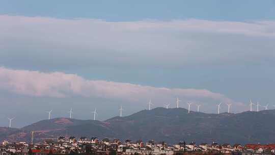 山间风车与山下城市景观延时