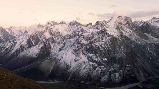 新疆天山山脉日落时分雪山山峰山脉航拍风景