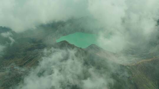 航拍印尼爪哇岛云雾缭绕的卡瓦伊真火山全景