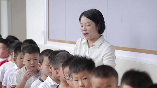 给学生整理衣服的女老师