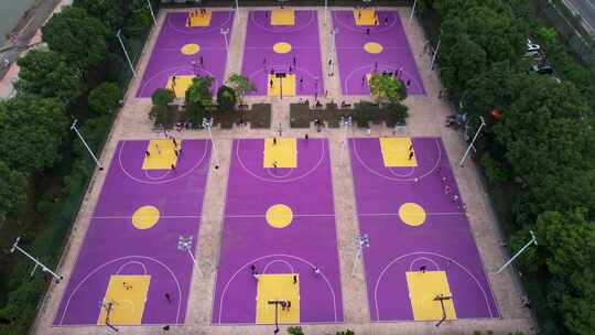 航拍城市体育中心篮球场上运动健身的人群