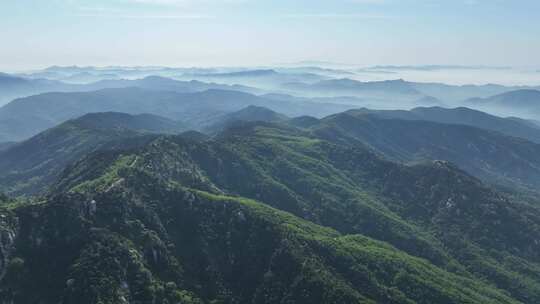 云雾缭绕山峦间-d