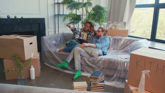 年轻的多元化设计师团队讨论家具的内部和布