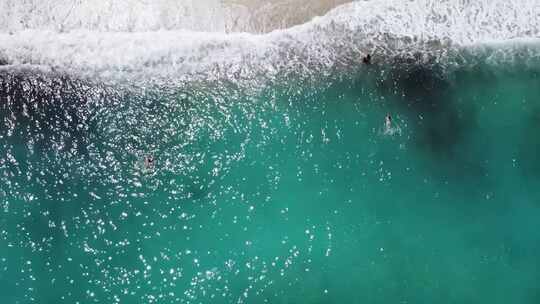 大海海浪冲击沙滩比基尼美女游客游泳玩乐