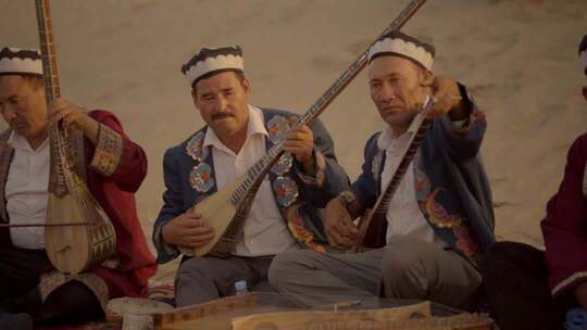沙漠中少数民族演奏乐器画面