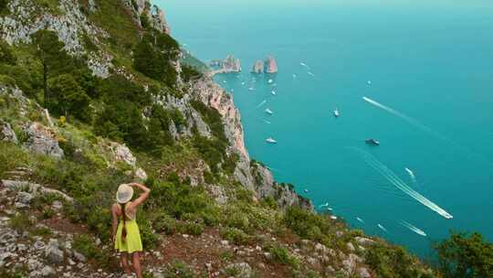 观光，女人，崎岖的山顶，海岸