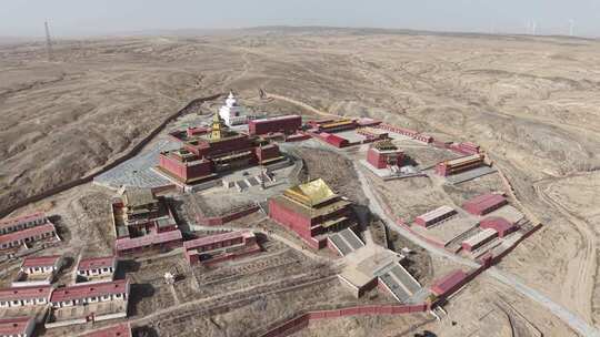 航拍沙漠中的寺庙建筑群