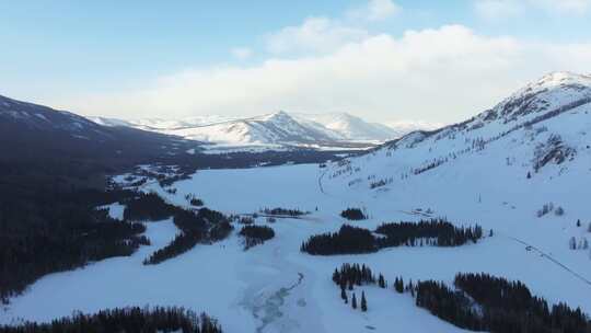 航拍新疆冬季喀纳斯湖雪景雪山森林冰河晨雾