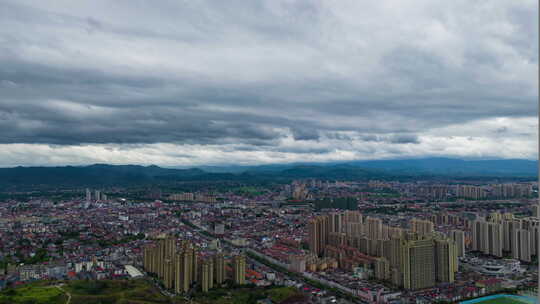 乌云压境暴风雨台风雷雨天气城市上空