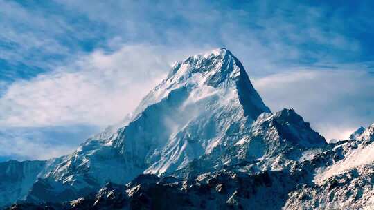 尼泊尔雪山壮丽全景