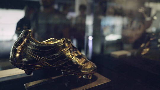 足球 巴萨罗那俱乐部 梅西 金靴奖杯视频素材模板下载